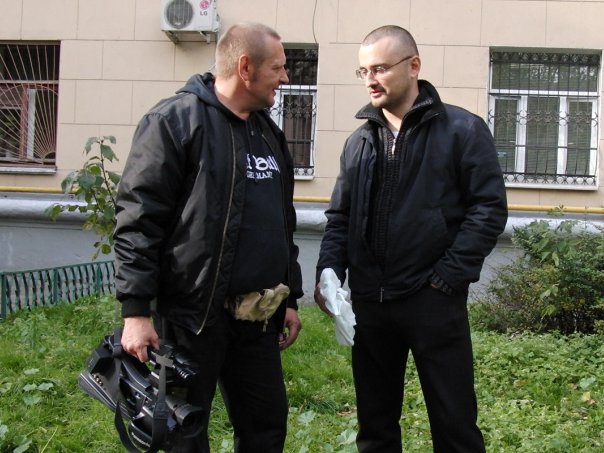 Владимир Басманов с Сергеем Корнеевым, соратником ДПНИ, у здания суда, в котором идет процесс по делу "Черных ястребов". 2009 год.