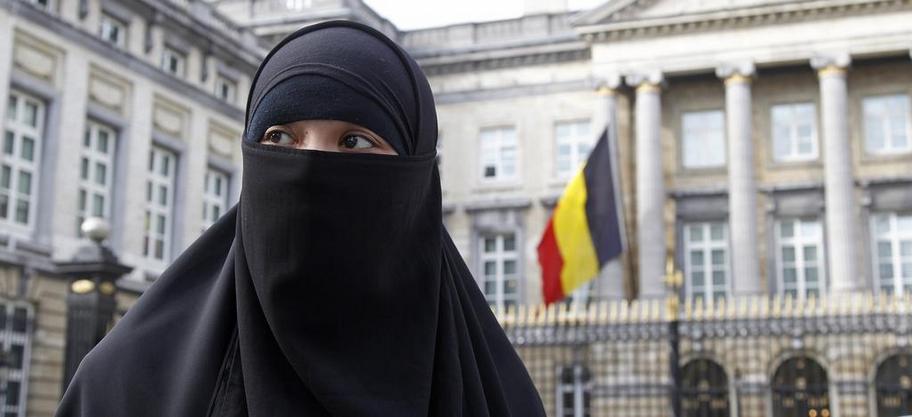Salma, a 22-year-old French national living in Belgium who chooses to wear the niqab after converting to Islam, gives an interview to Reuters television outside the Belgian Parliament in Brussels April 26, 2010. Belgium's parliament is due to vote on a proposal to ban the wearing of the full veil and the the full outer garment, or burqa, after a Belgian parliamentary committee voted to ban the full Islamic face veil. If ratified, Belgium could be the first country in Europe to enforce such a ban. Photo taken April 26, 2010.   REUTERS/Yves Herman    (BELGIUM - Tags: RELIGION POLITICS)
